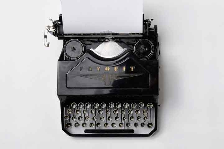 Retro-Schreibmaschine auf weißem Schreibtisch